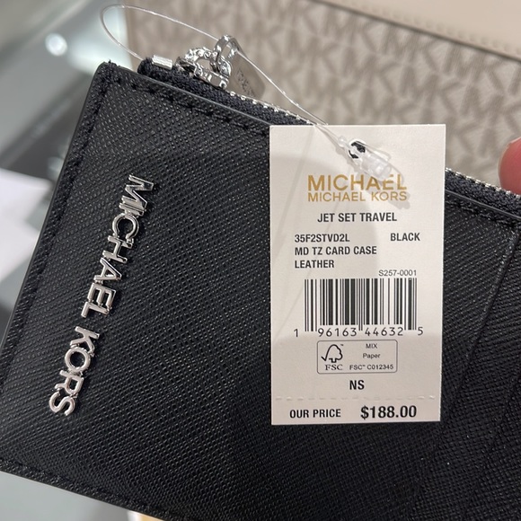 MICHAEL KORS
Jet Set Travel Medium Top Zip Leather Card Case Wallet 
Black 
NWT - Picture 7 of 16
